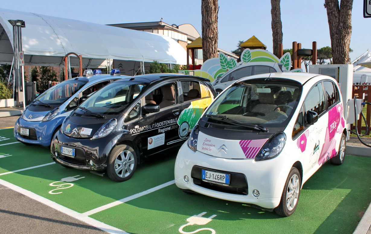 Tre Citroën C-Zero in attesa di effettuare il «pieno» di elettricità Citroen in ricarica